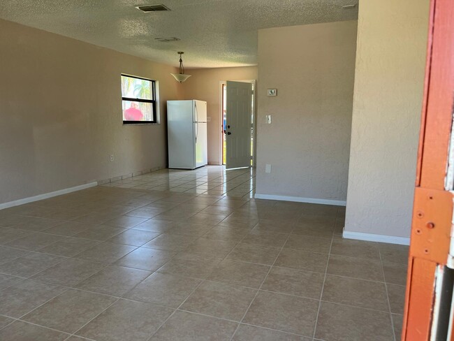 Building Photo - 495 Las Palmas Cir