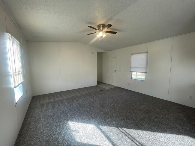 Building Photo - Make The Call Before Its Gone! Quick Move in!