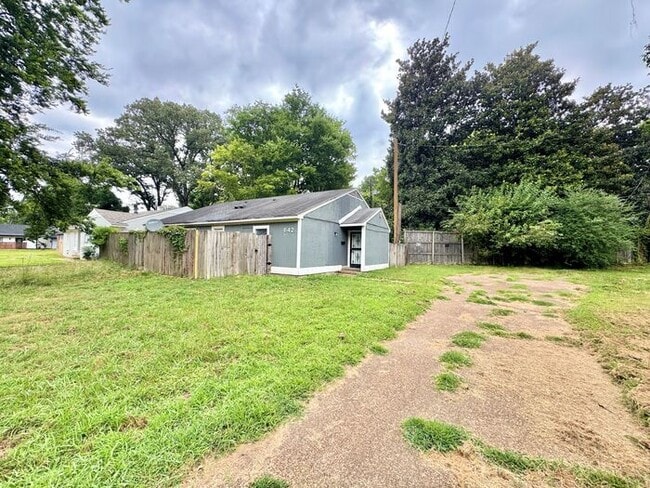 Building Photo - 642 Safari Dr