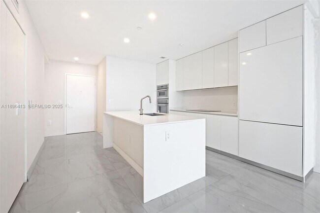 Foto del edificio - 700 NE 24th St