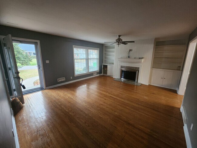 Foto del edificio - Gorgeous home with 4 bedrooms, 2 full bath...