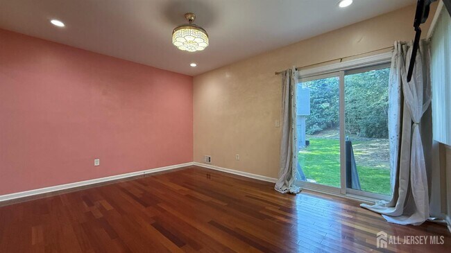 Building Photo - 5 Viburnum Ct