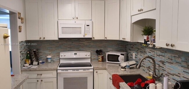 Building Photo - 9111 E Bay Harbor Dr