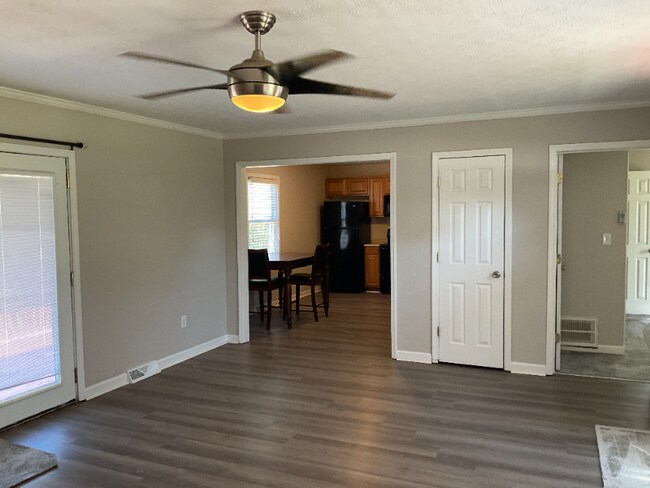 Foto del edificio - 220 Larchwood Dr