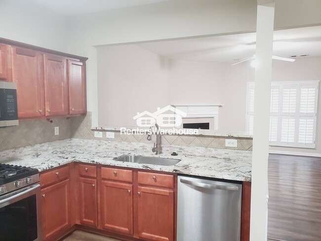 Building Photo - 2089 Lakeshore Overlook Dr
