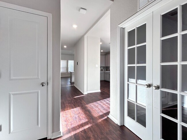 Foto del edificio - Schertz Stunner Near The Forum & Randolph AFB | Screened Porch + Game Room