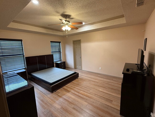 Building Photo - 6305 Courtside Dr