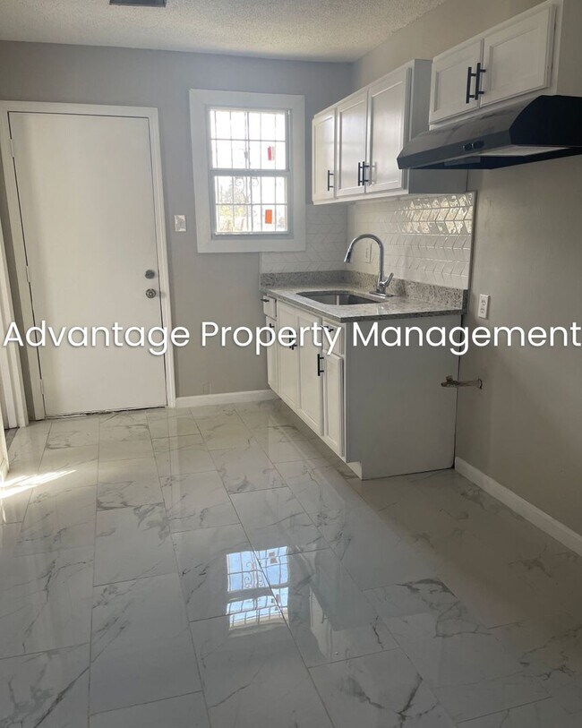 Foto del edificio - Renovated Quadplex In Binghampton -  1/2 O...