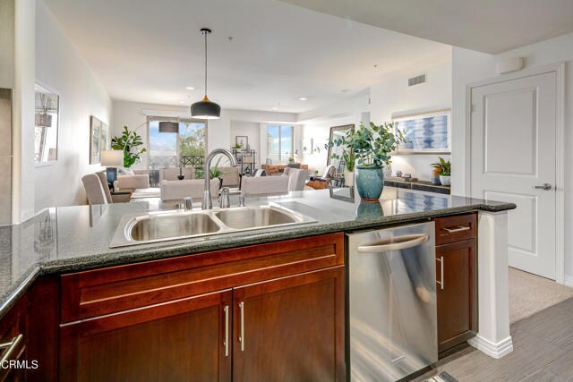 Building Photo - 931 E Walnut St