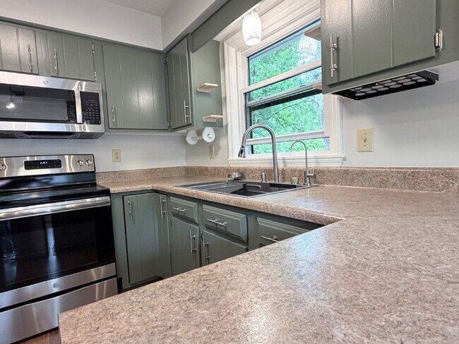 Foto del edificio - Wooded Retreat with Community Lake Access – Hendersonville, NC