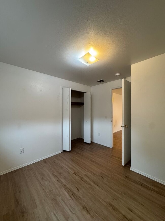 Foto del edificio - 903 E White Birch Ave