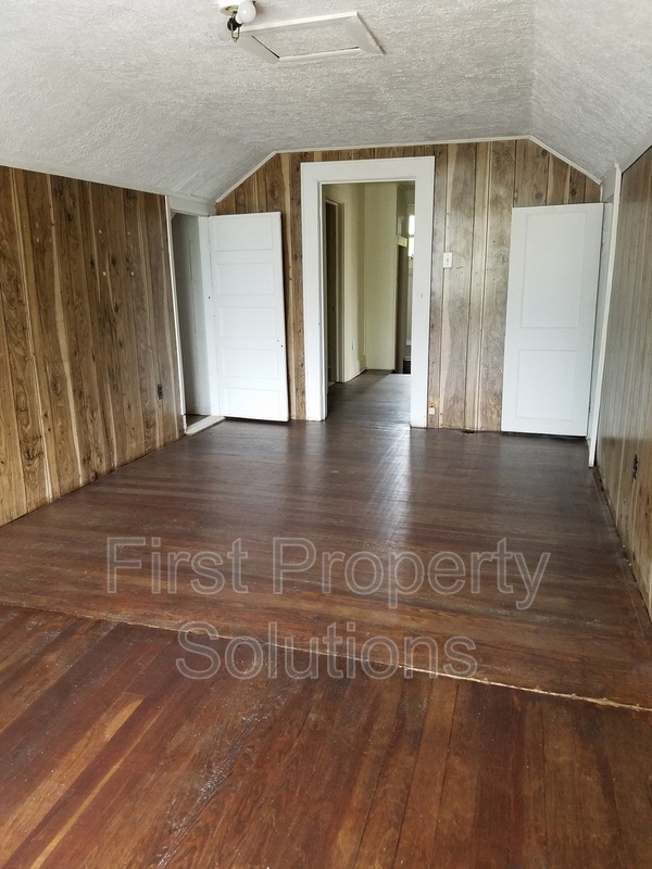 Building Photo - 815 S Oakwood Ave