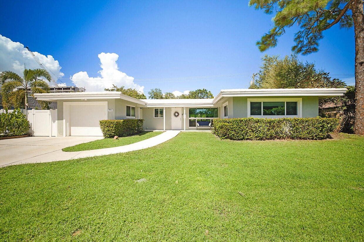 Primary Photo - 711 NW 7th Dr