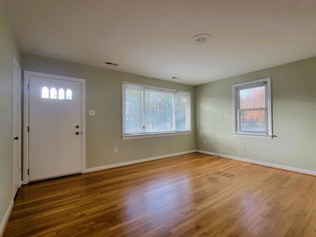 Foto del edificio - Renovated brick rancher in Southside.
