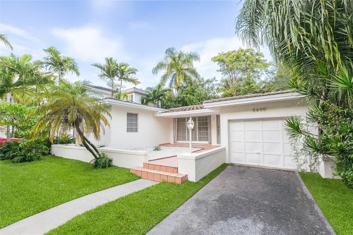Primary Photo - 5600 San Vicente St