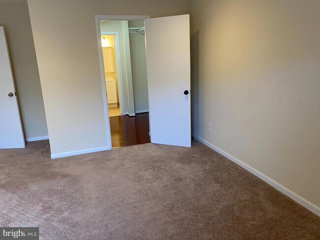Building Photo - 10122 Campus Way S