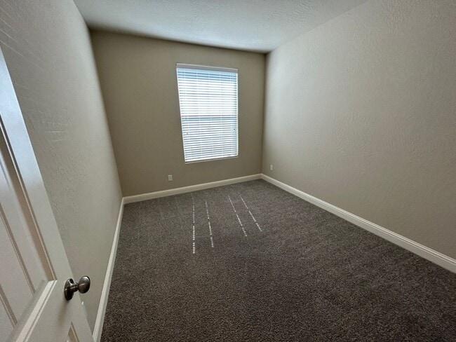 Building Photo - Beautiful 4 Bedroom 2 Bathroom Home in SE Visalia with Solar and Yard Care!