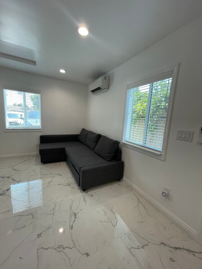 Foto del edificio - 1521 W Cerritos Ave