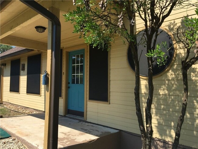 Building Photo - 708 Cowal Dr S
