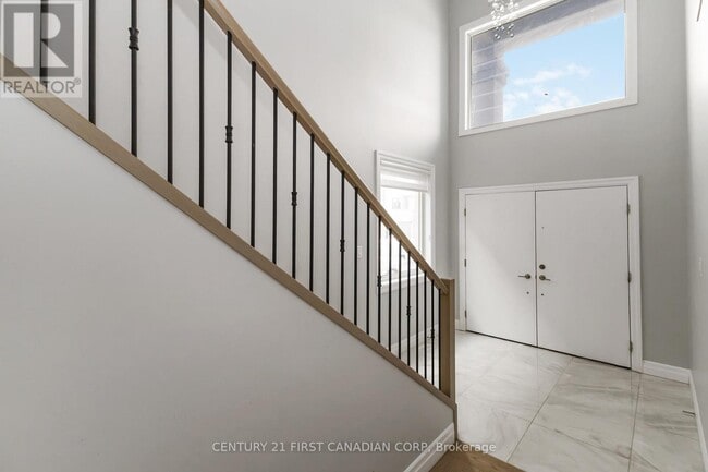 Building Photo - 2265 Southport Cresent