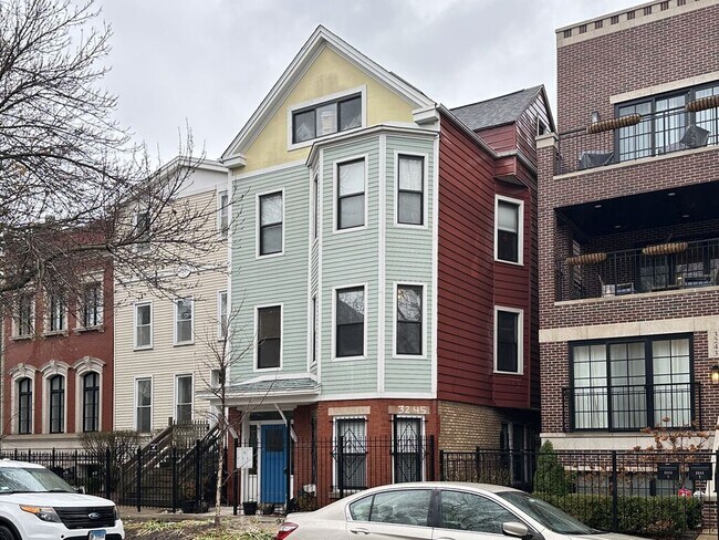 Foto del edificio - 3245 N Lakewood Ave