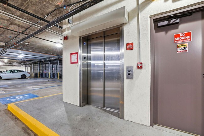 Foto del edificio - Availabe Now!