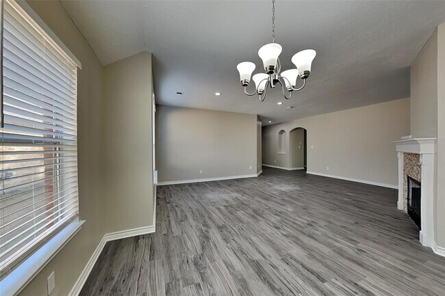 Foto del edificio - 3831 Lauderwood Ln