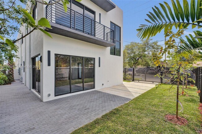 Foto del edificio - 2421 SW 16th Ter