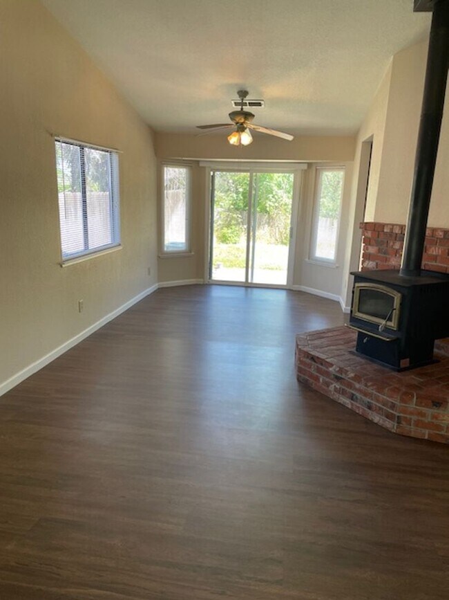 Building Photo - Quail Ridge Subdivision 3 Bedroom Home