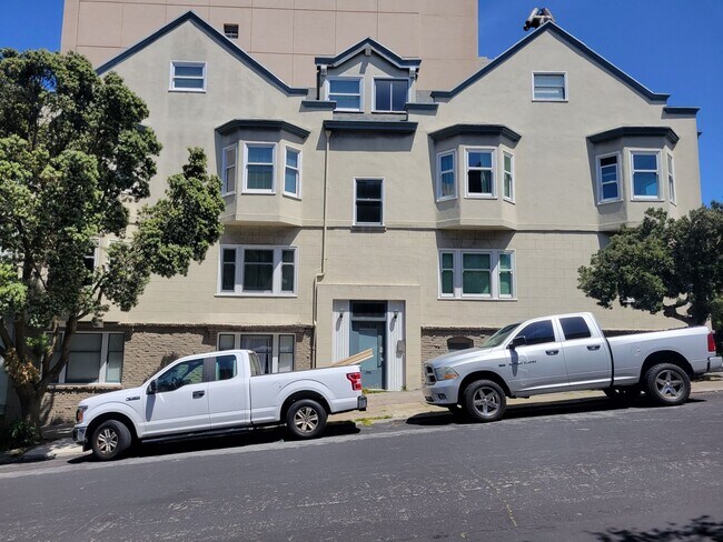 Building Photo - 4 Bedroom/3 Bathroom Russian Hill Beauty!