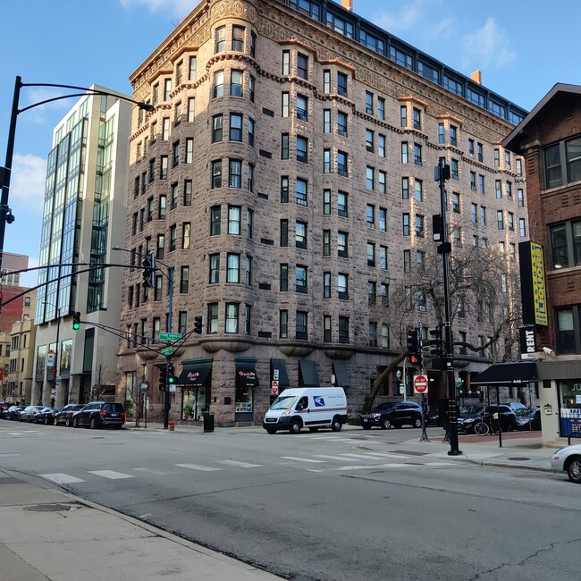 Building Photo - 2800 N Pine Grove Ave