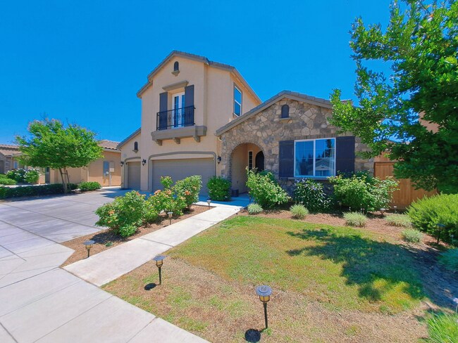 Foto del edificio - Now Available: 2-Story Clovis Home with 4 ...