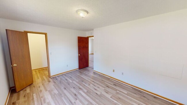 Building Photo - 214 Woodsview Dr