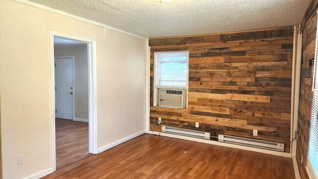 Building Photo - 2 Bed 1 Bath 1 Car  Detached Garage in Chesser Addn Midwest City