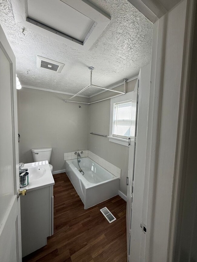 Building Photo - Larger 2 bedroom, 2 bathroom home! Pet Friendly!