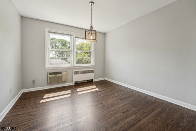 Foto del edificio - 24 Hutton Ave