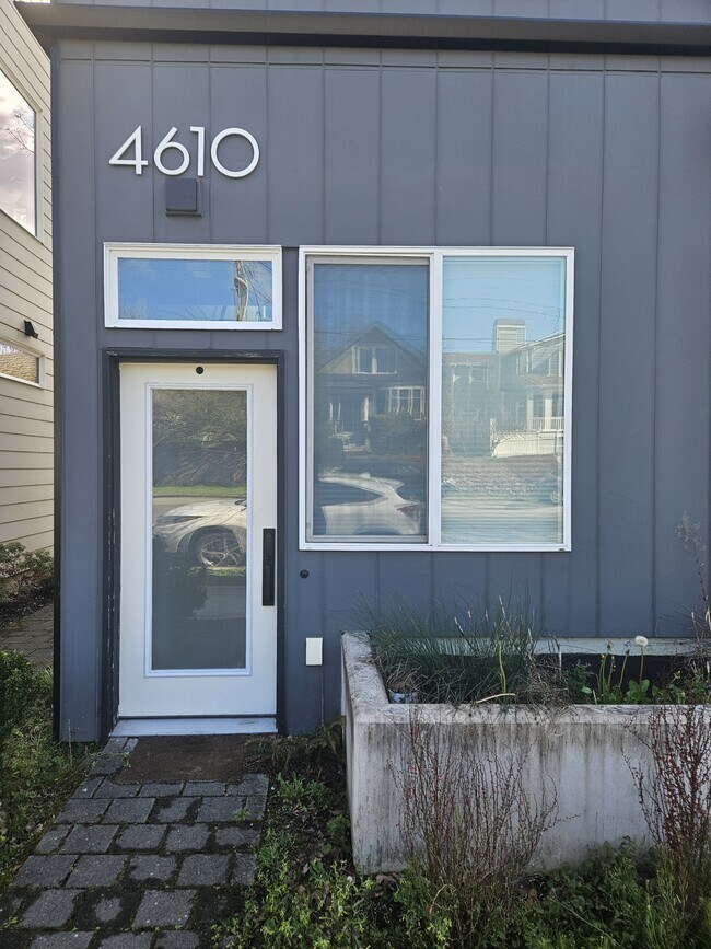 Foto del edificio - 4610 Woodland Park Ave N