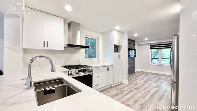 Building Photo - 1765 Woodview Av