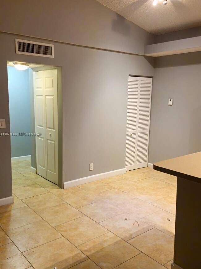 Foto del edificio - 701 Lyons Rd