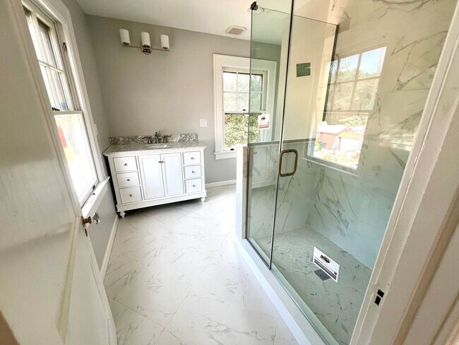 Foto del edificio - 4 Bedroom Single Family Home in Milton