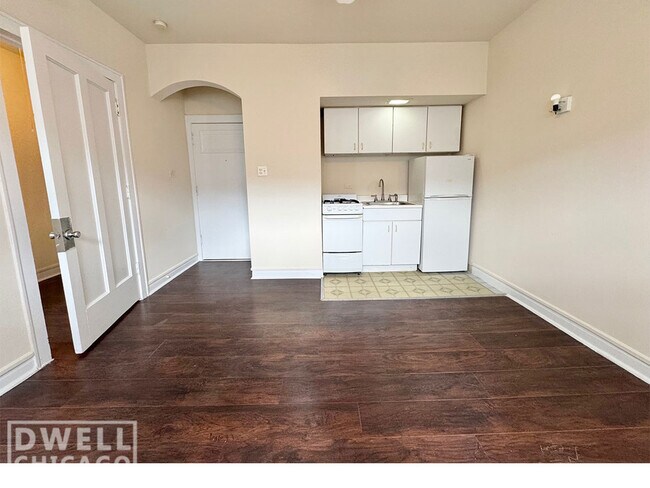 Building Photo - 6900 N Lakewood Ave