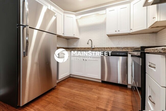 Building Photo - 3 Bedroom Pet-Friendly Home in Tarpon Springs, FL with Main Street Renewal