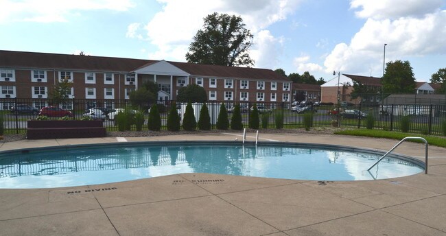 Piscina con terraza - Boulevard Club Apartments