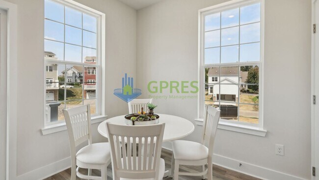 Foto del edificio - Upscale 3BR Townhome with Study, 2-Car Garage & Modern Finishes in McCandless Square