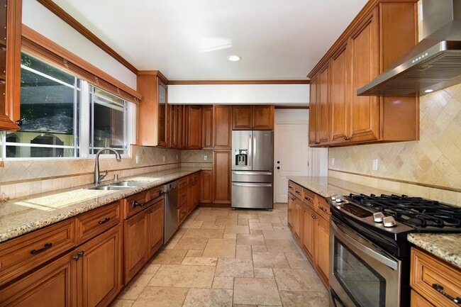 Building Photo - 17601 Tarzana St