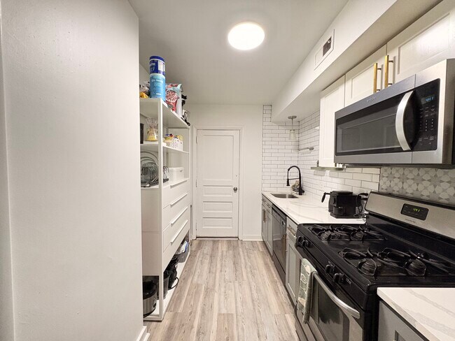 Foto del edificio - 5737 Hobart St