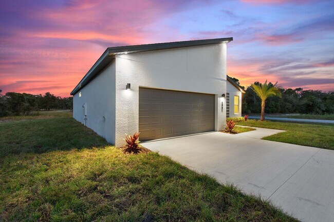 Building Photo - BRAND NEW Home! Modern, energy efficient h...