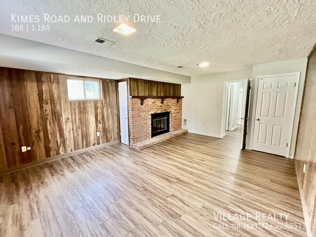 Building Photo - ONE MONTH FREE RENT! Large 3-bed Duplex in...