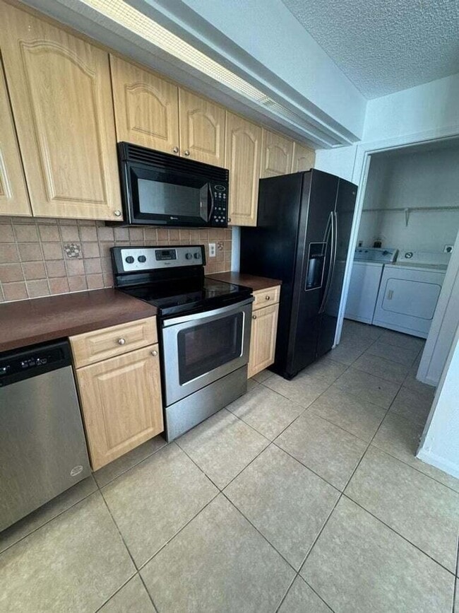 Building Photo - Spacious townhouse with 2 main suites in Wellington! Priced to RENT!