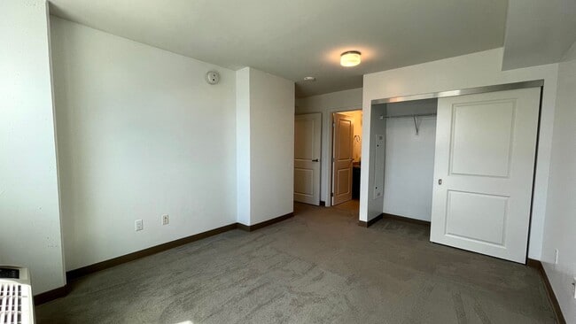Foto del edificio - Partially Furnished.   Unbeatable location...